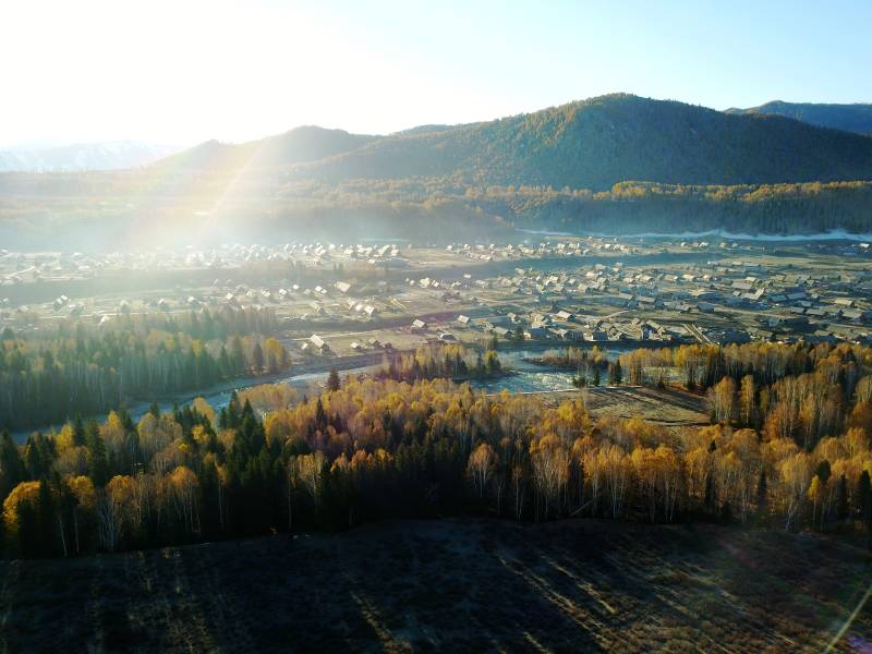 禾木秋日山谷小镇风光图片