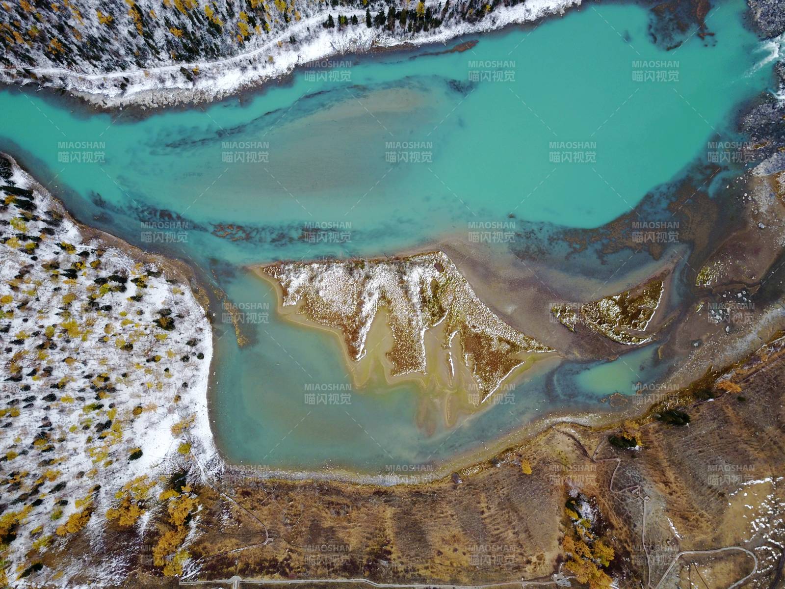 喀纳斯碧湖雪境航拍图图片