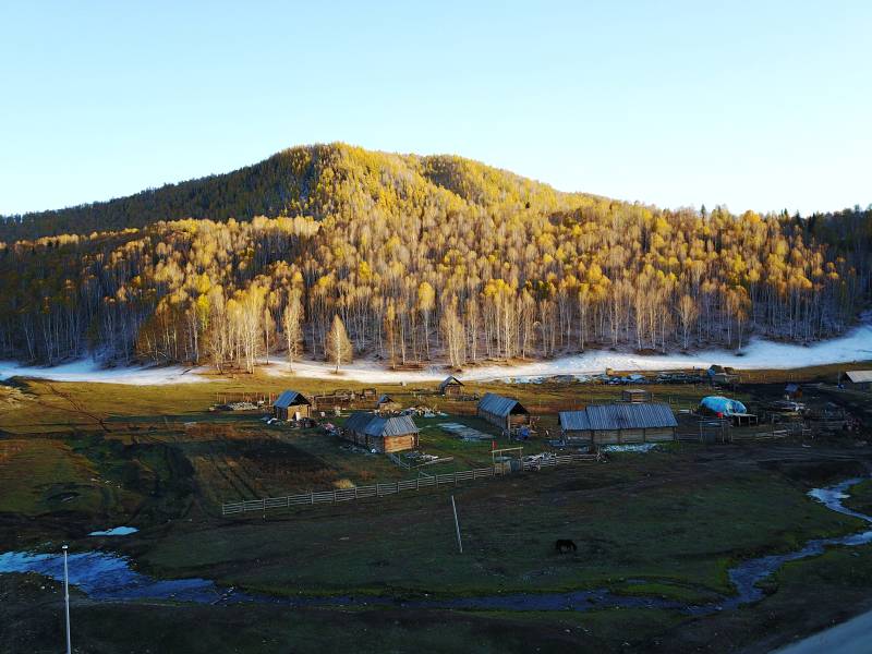 禾木秋山村落风光图片