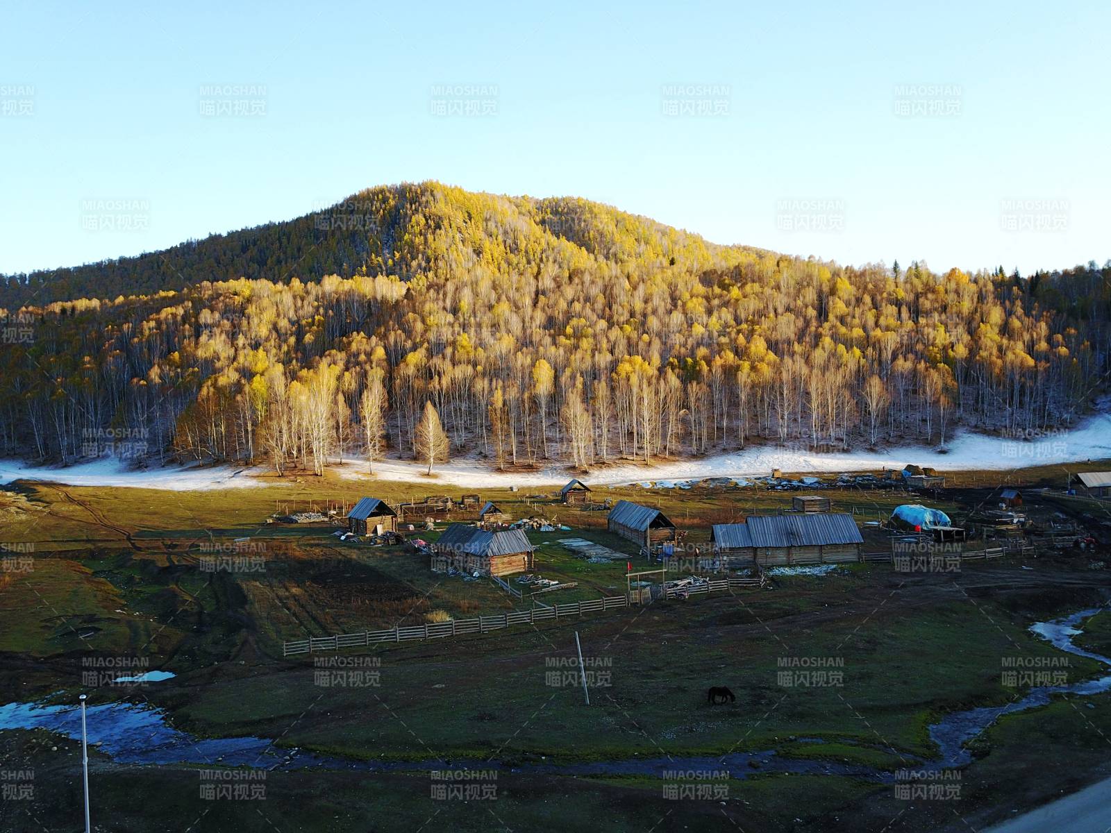 禾木秋山村落风光图片