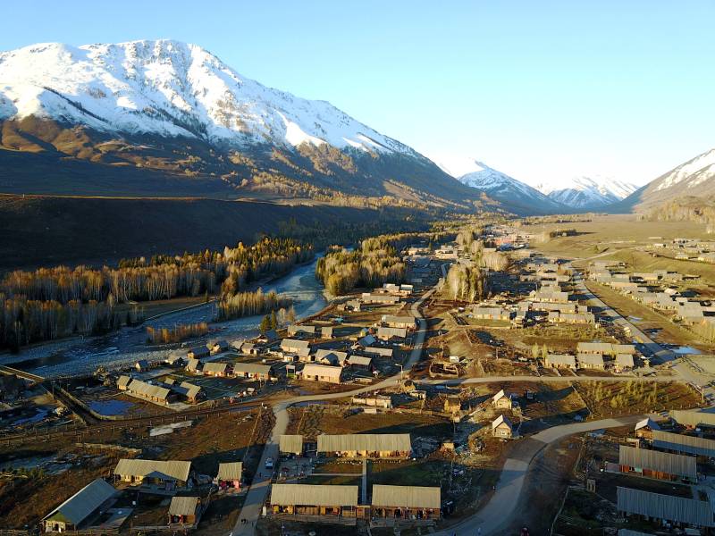 禾木雪山下的小镇风光图片