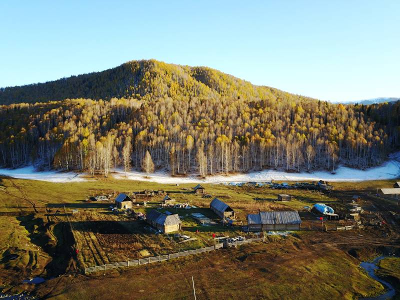 禾木秋山农舍风光图片