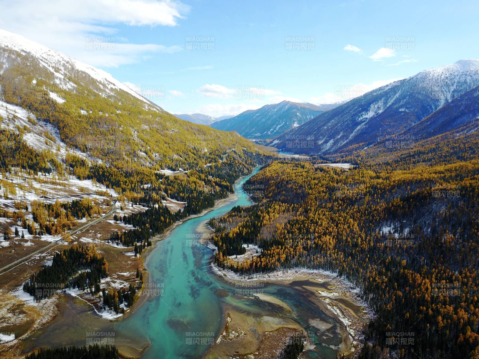 喀纳斯雪山秋谷碧水绕图片