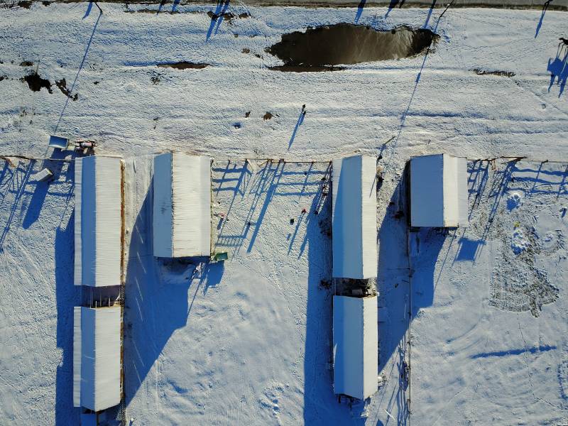 喀纳斯雪地中的白色建筑群图片