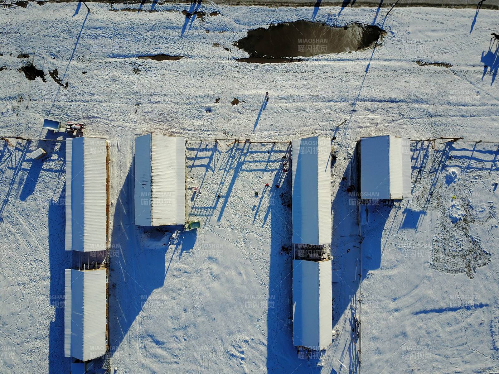 喀纳斯雪地中的白色建筑群图片