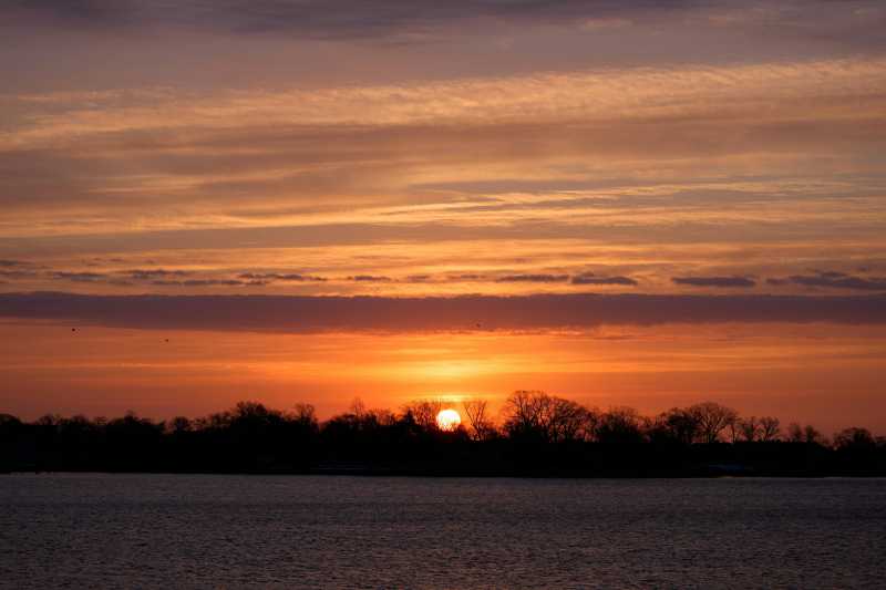 夕阳映湖景落日图片