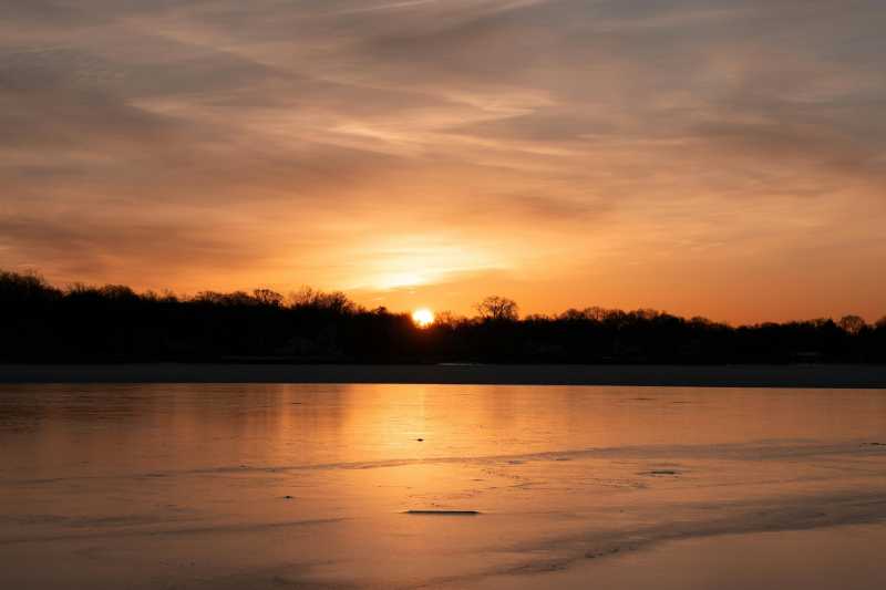 夕阳映湖落日图片