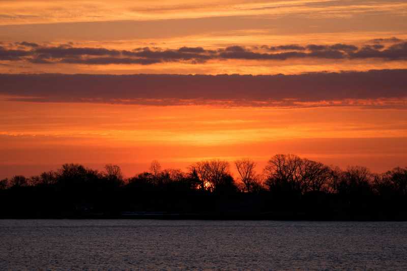 夕阳映湖景黄昏图片