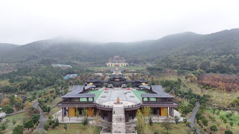 山间古寺云雾缭绕图片