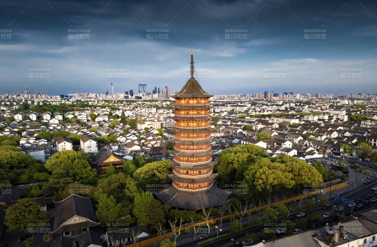 古塔俯瞰城市风光图片