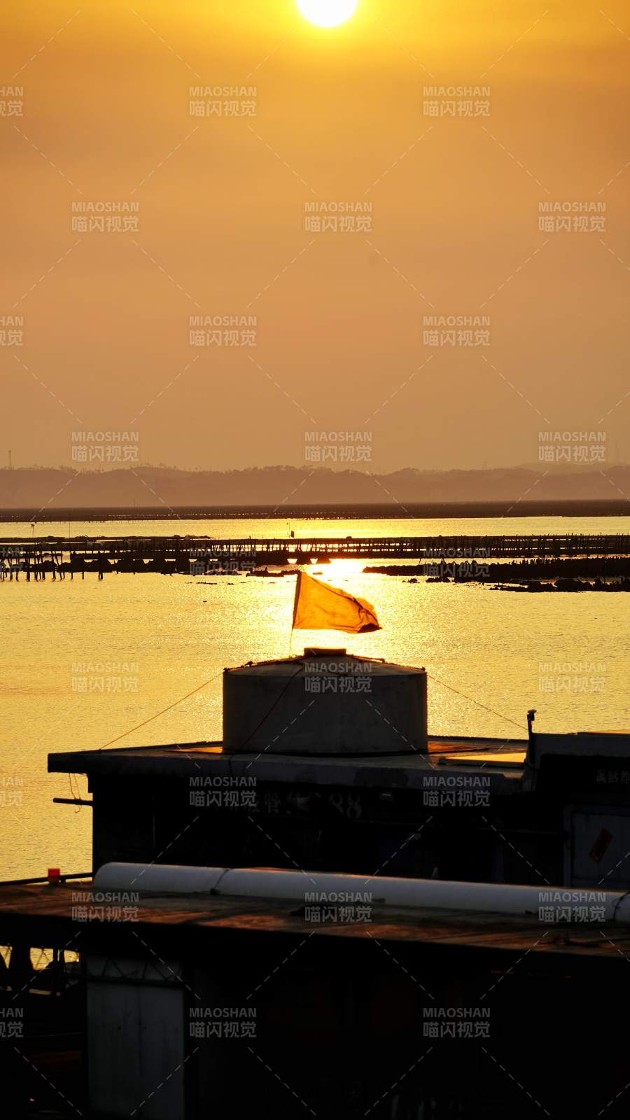 钦州夕阳下的渔港风光图片