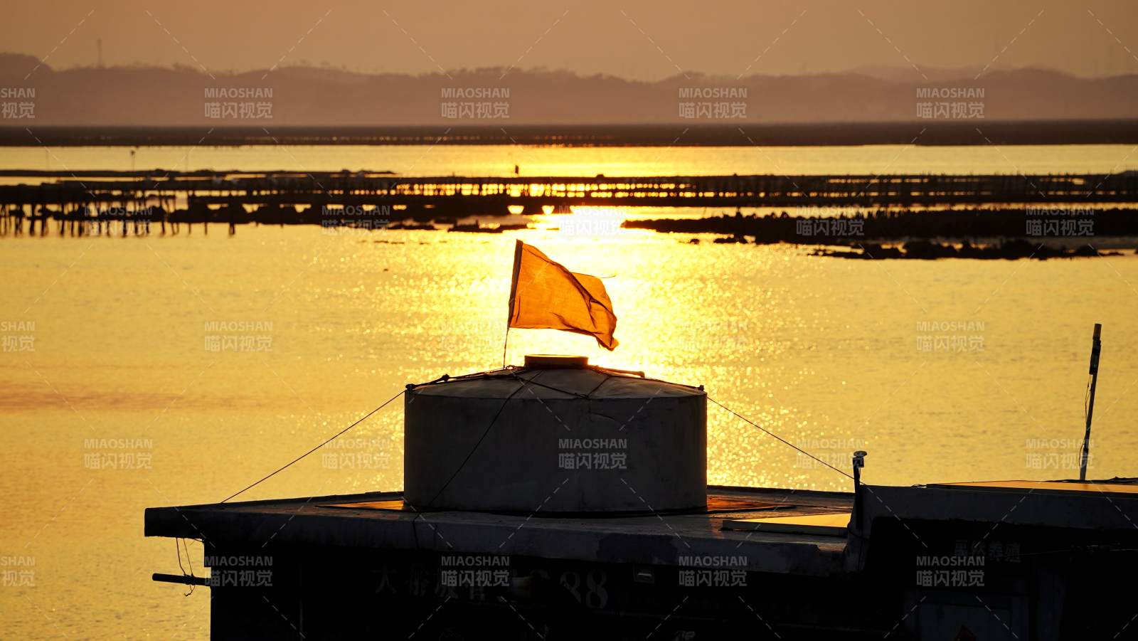 夕阳下的渔港旗帜图片