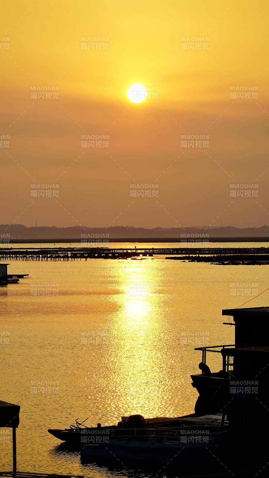 夕阳下的宁静港湾图片