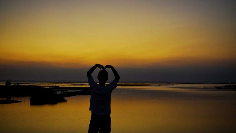 钦州滨海公园心形剪影图片