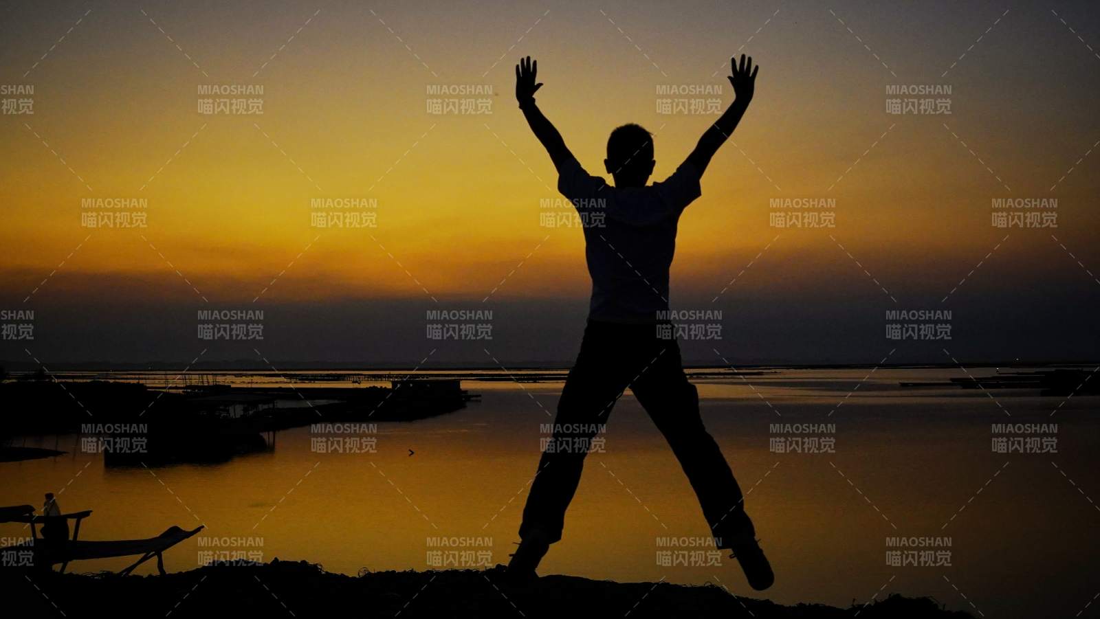 钦州夕阳下的跳跃剪影图片