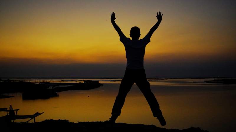 钦州夕阳下的跳跃剪影图片