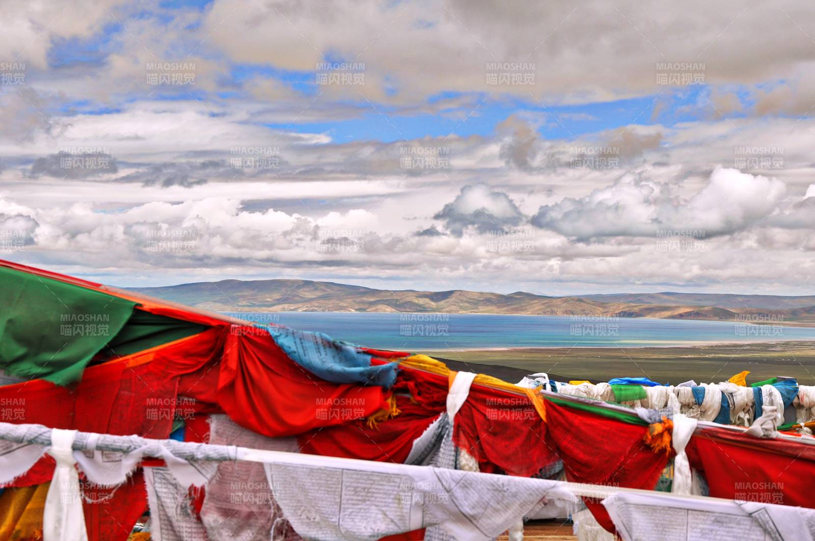 西藏纳木措高原湖畔经幡图片
