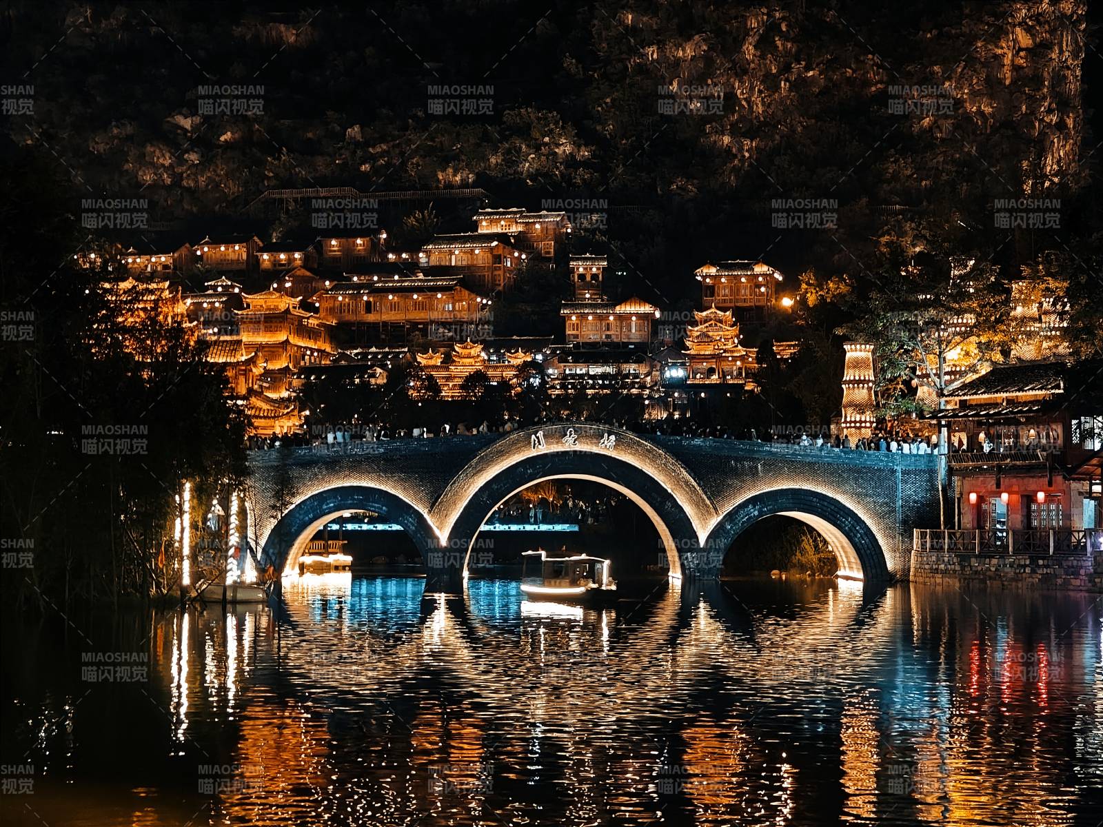夜色中的古桥倒影图片