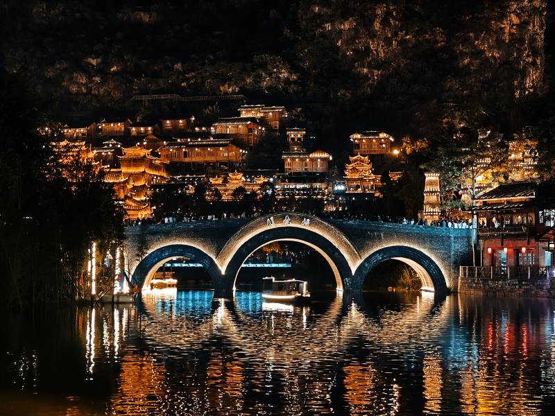 夜色中的古桥倒影图片