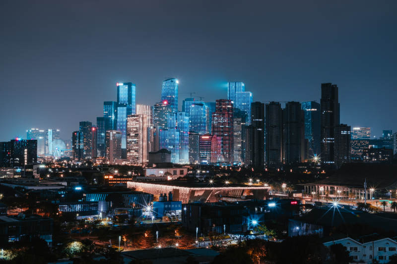 夜幕下的城市天际线图片