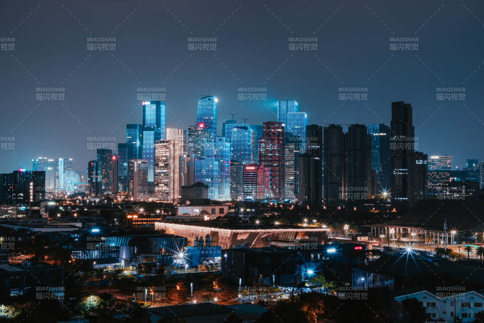 夜幕下的城市天际线图片