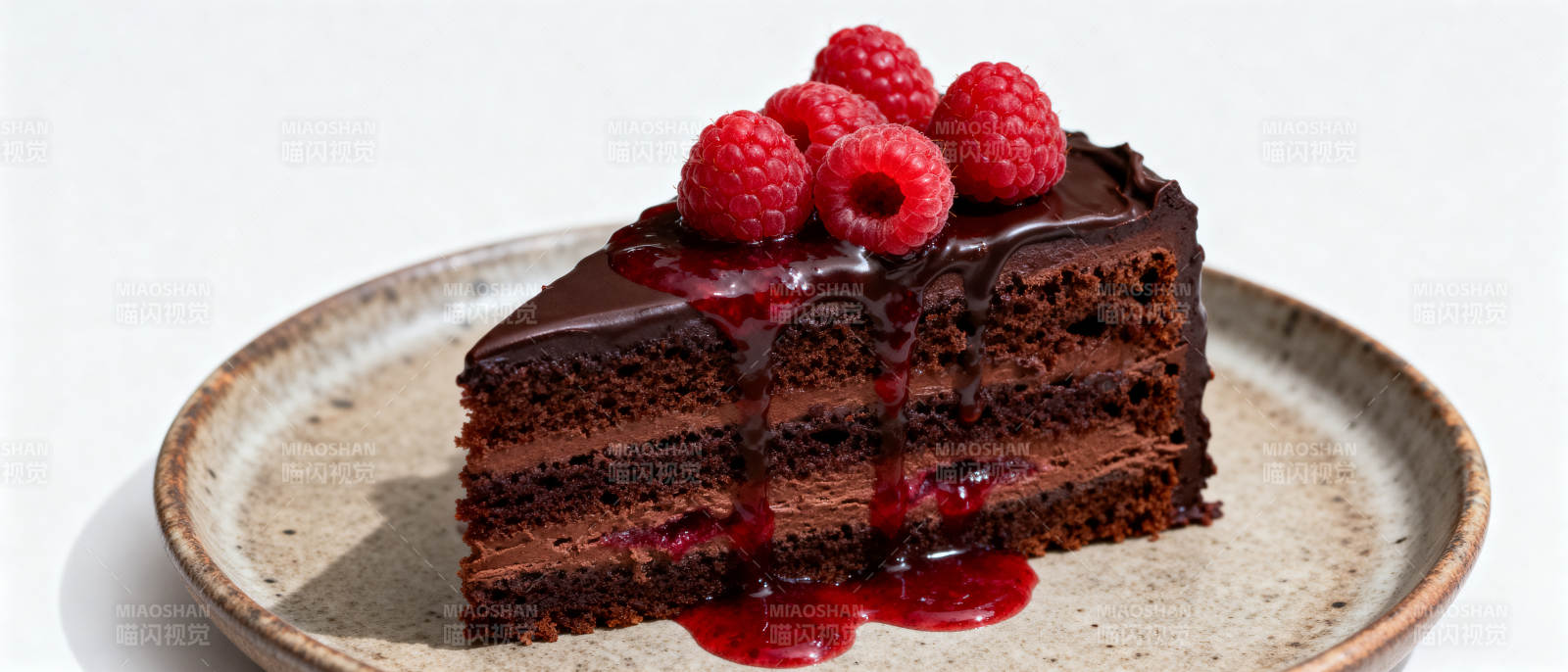 巧克力蛋糕配覆盆子图片