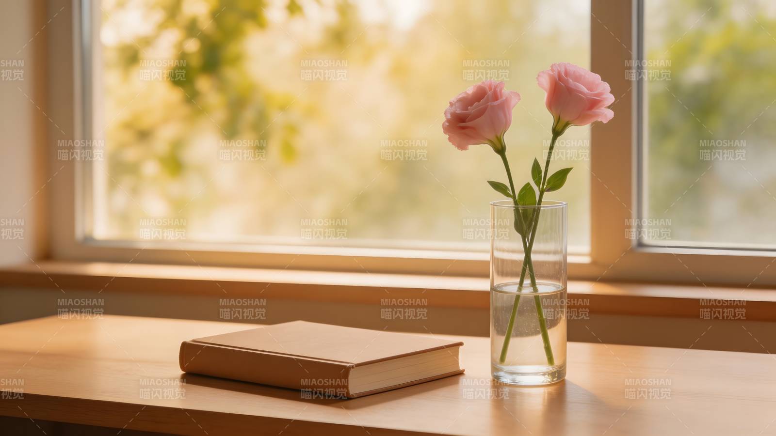 窗边花书静谧时光图片