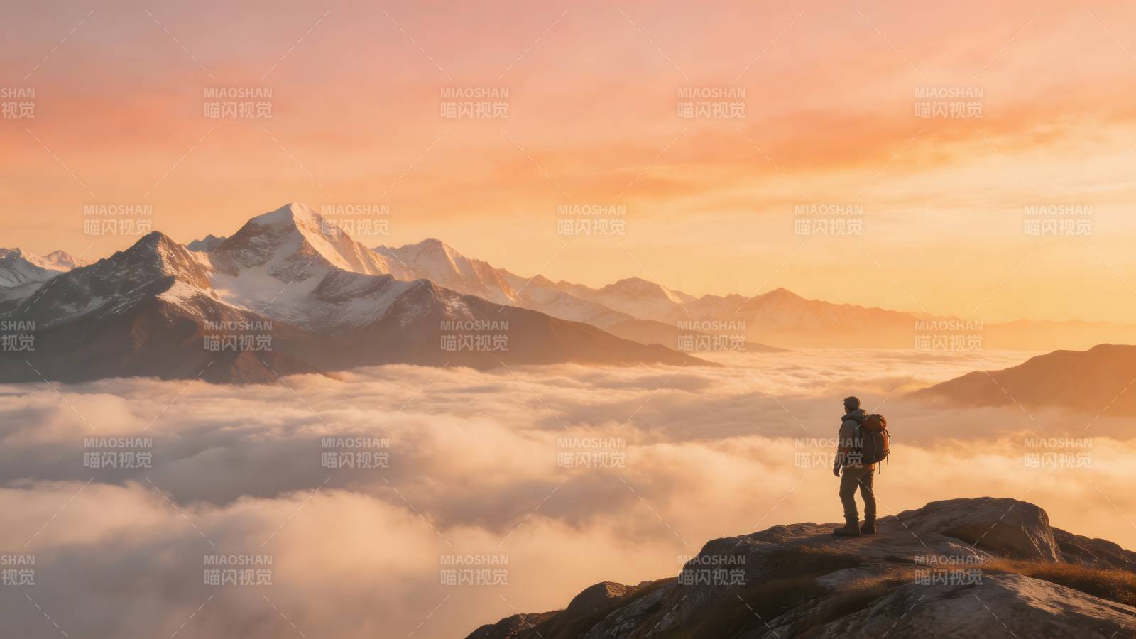 云海之巅 孤影远眺图片