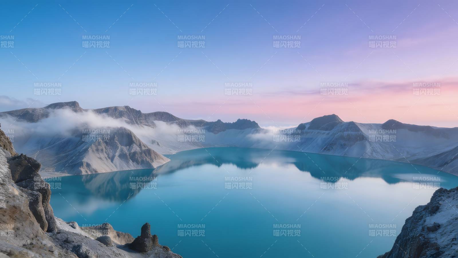 湖光山色映朝霞图片