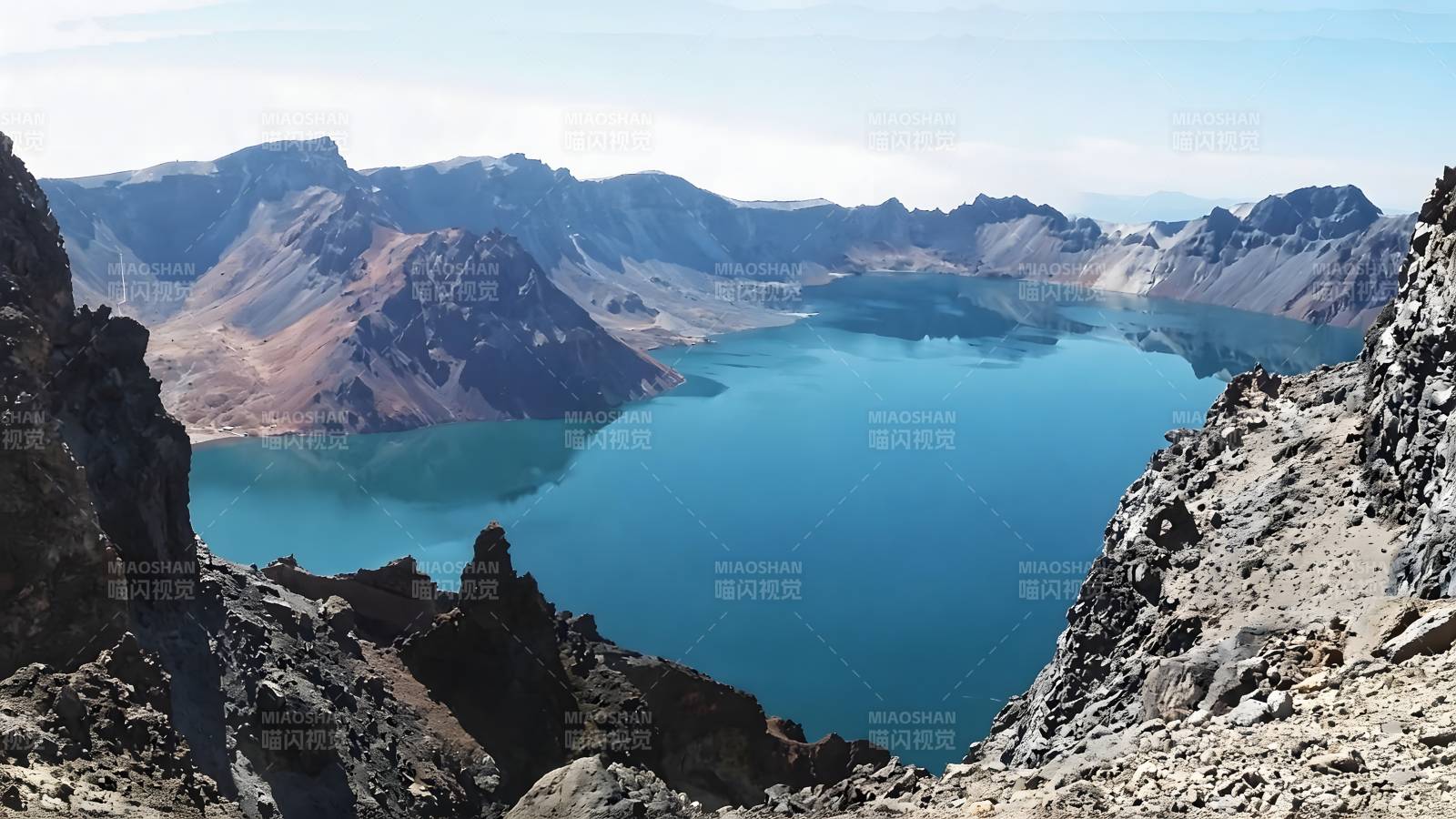 高山湖泊风光图片