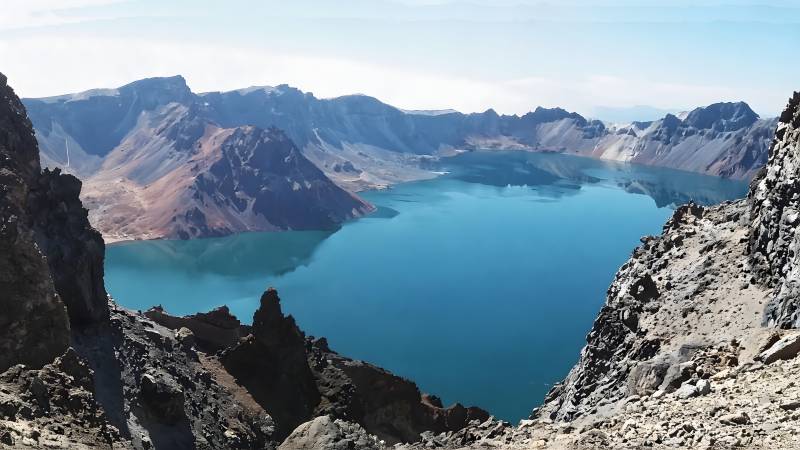 高山湖泊风光图片