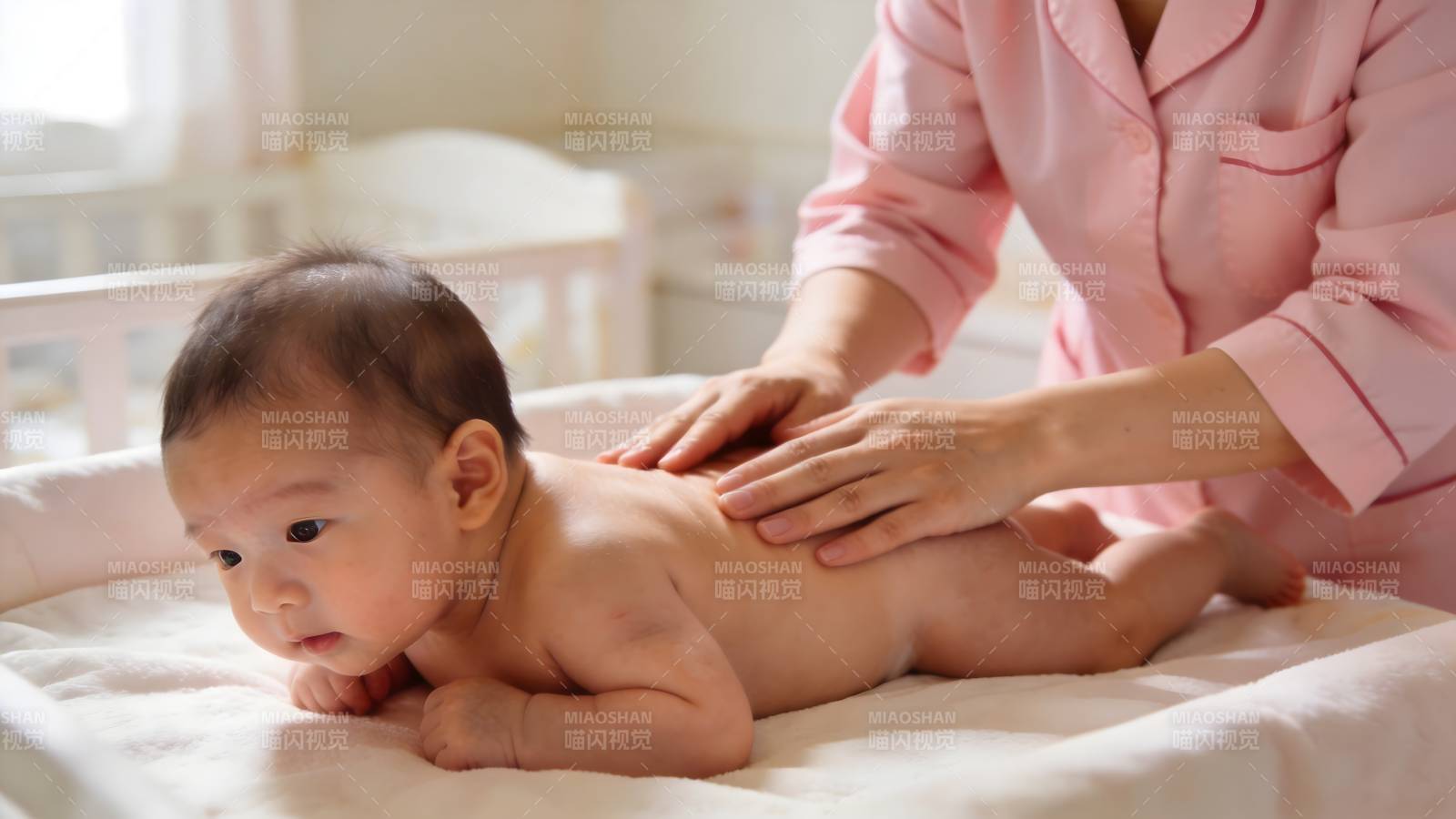 婴儿按摩护理图片