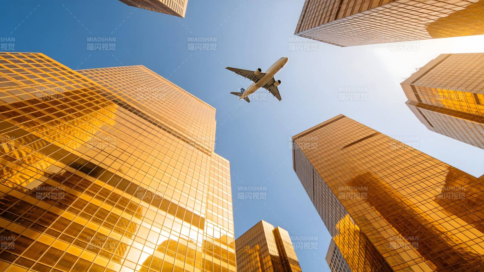 城市上空的飞机图片