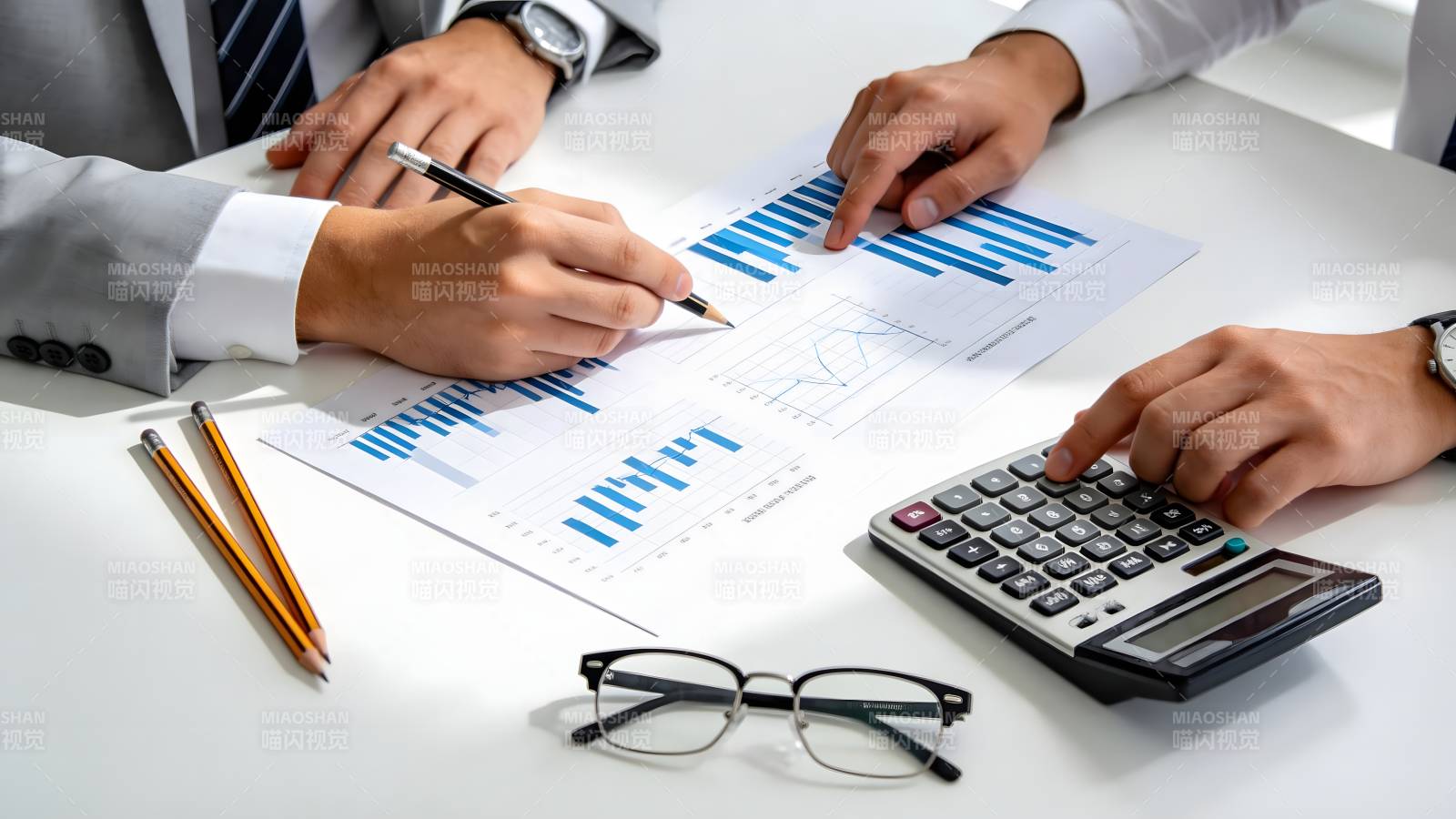 商务会议讨论财务图片