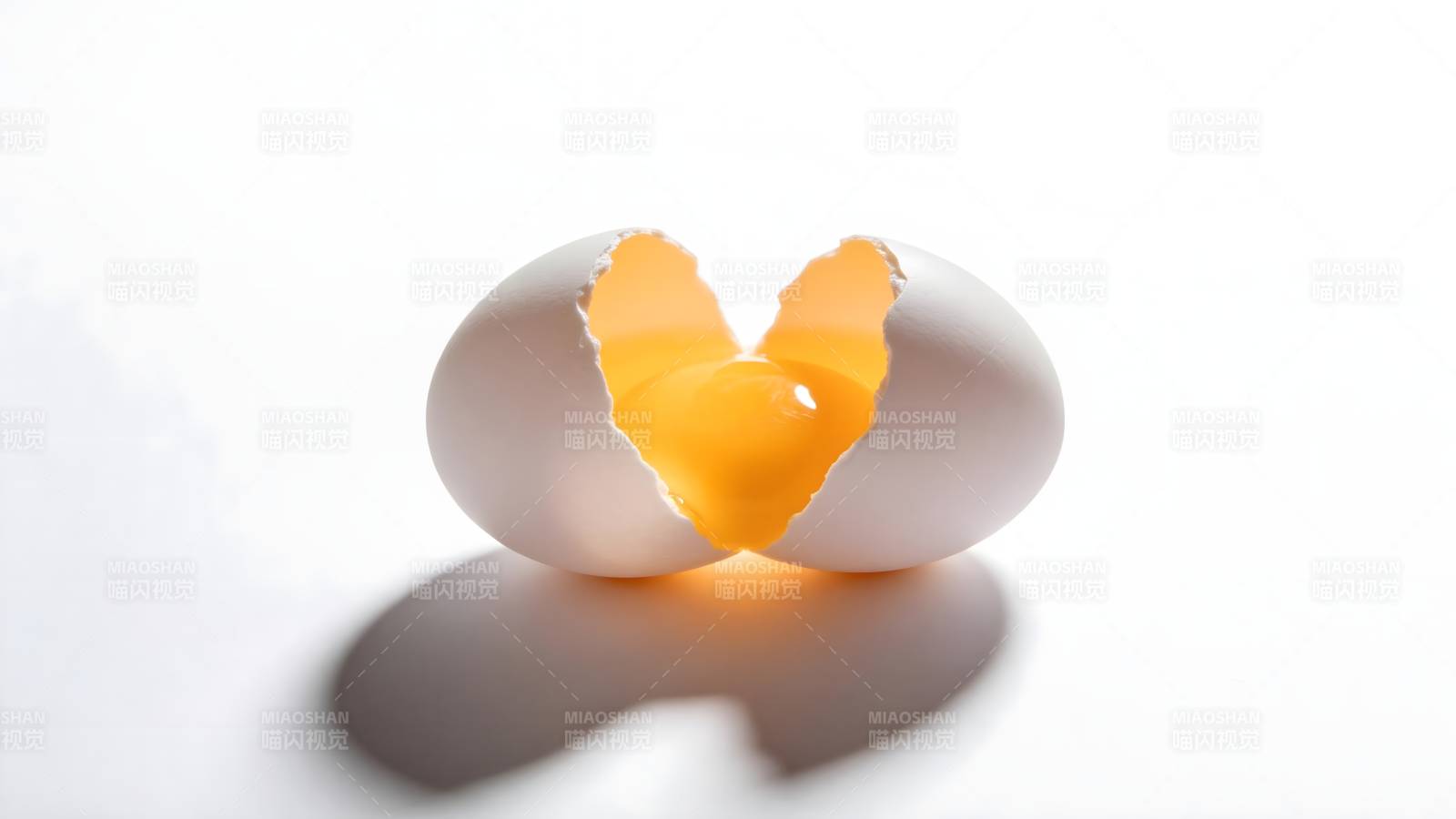 蛋壳中的心形蛋黄图片