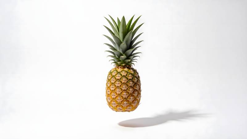 菠萝悬浮于白背景图片