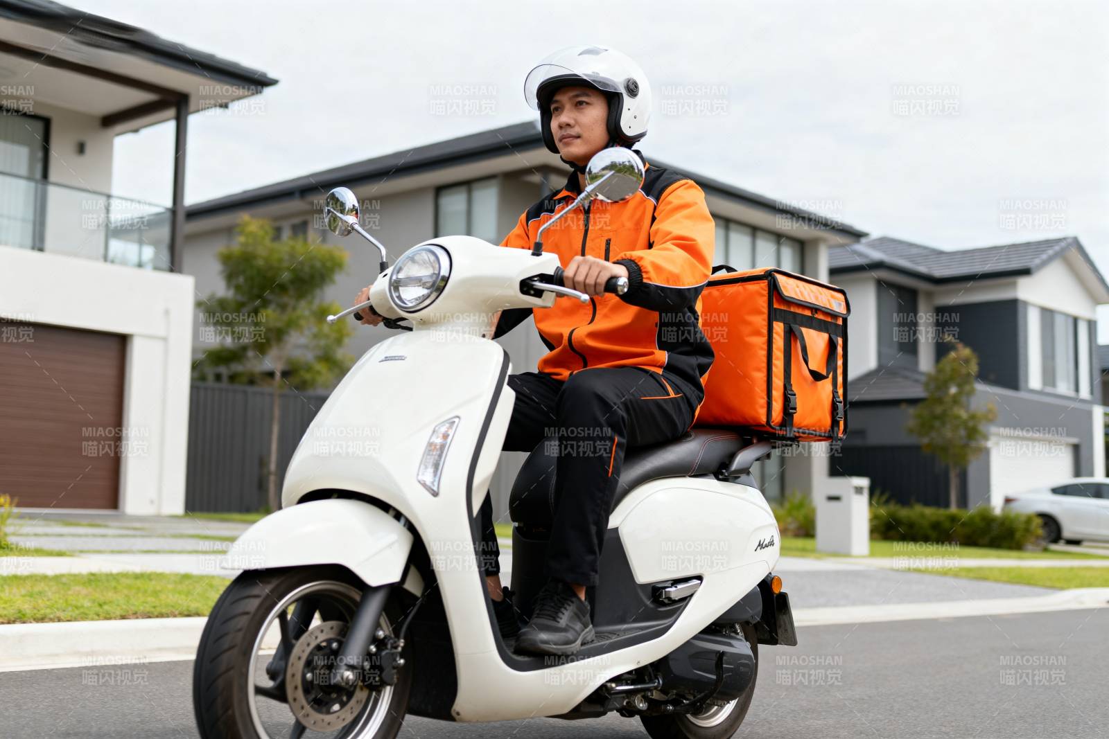 外卖骑手骑行中图片