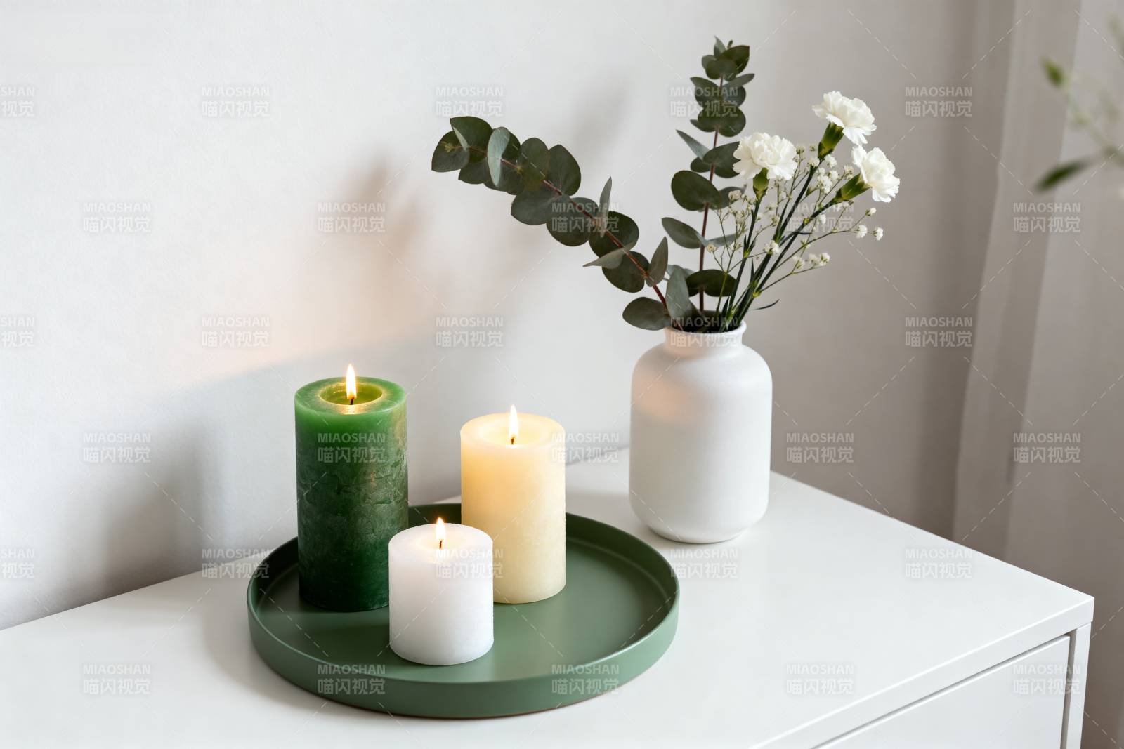 静谧烛光与绿植图片