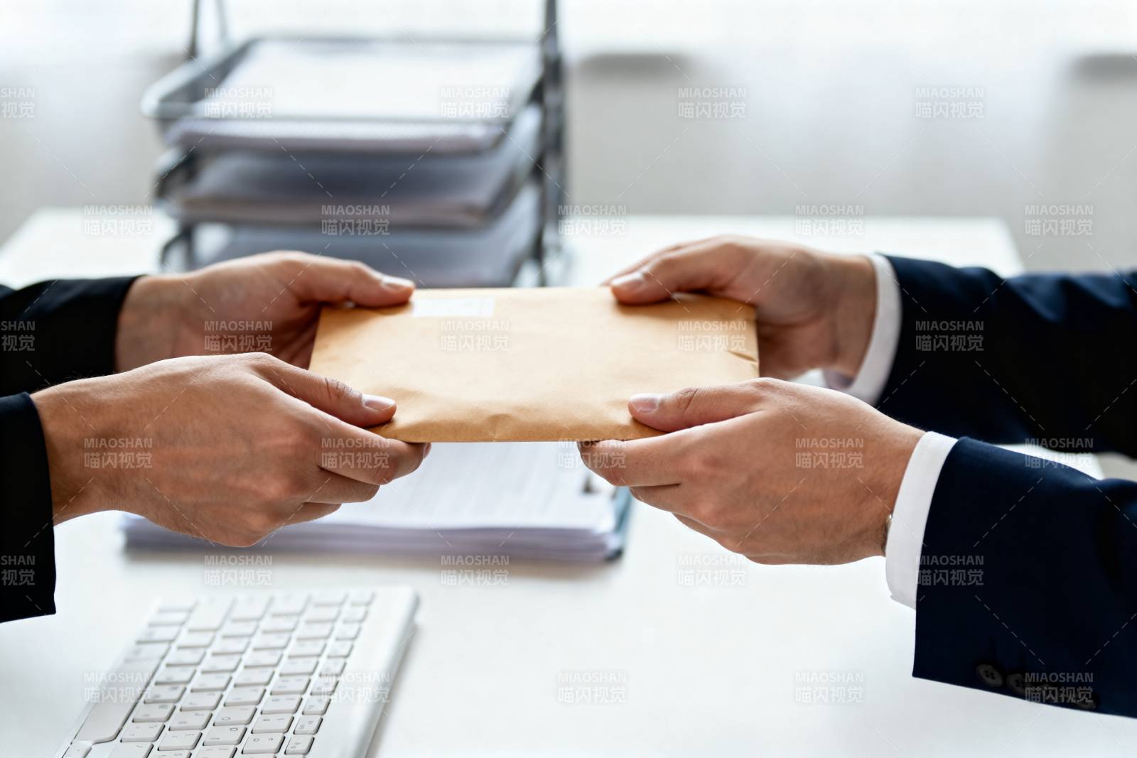 文件交接瞬间图片