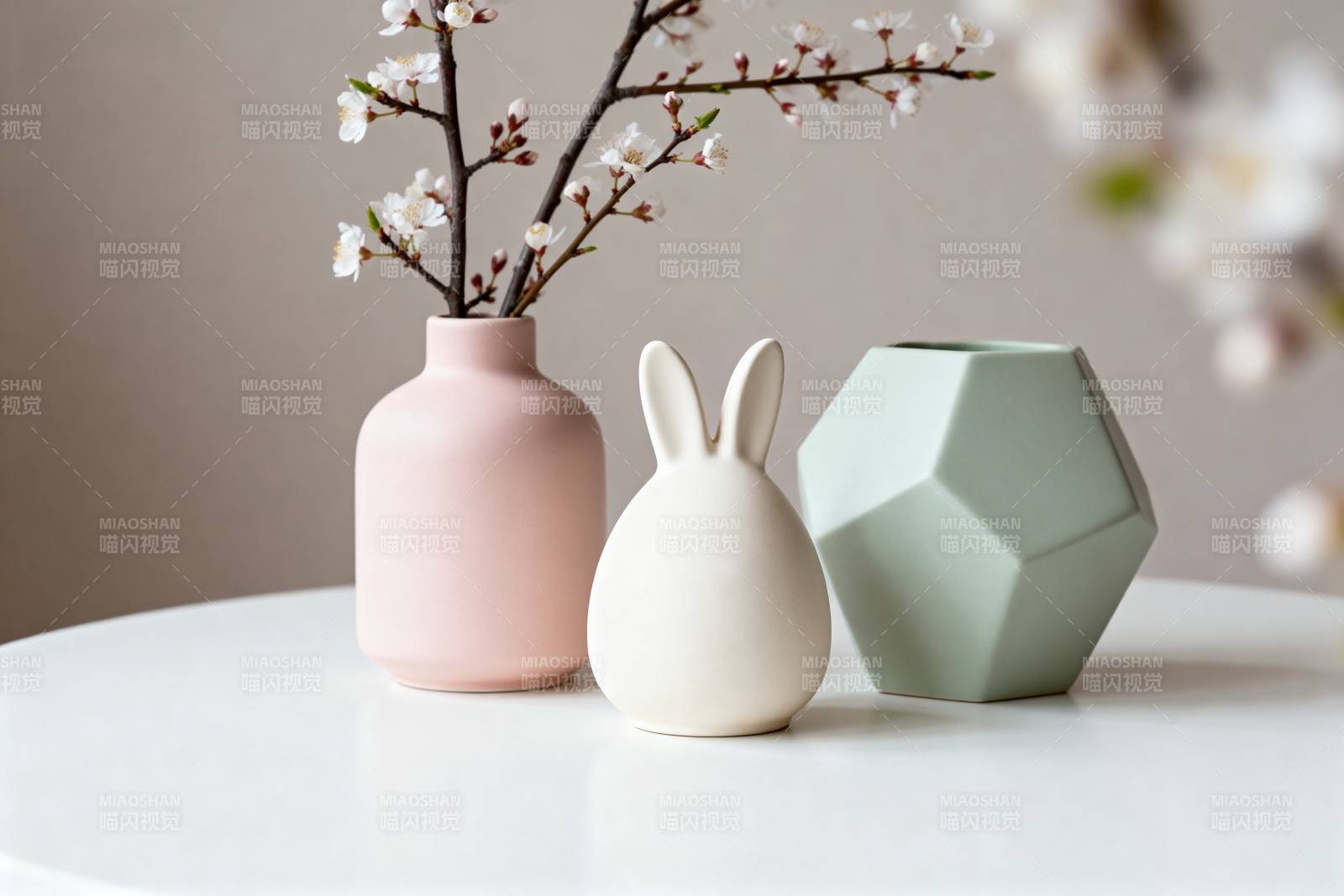 春日花瓶与兔形摆件图片