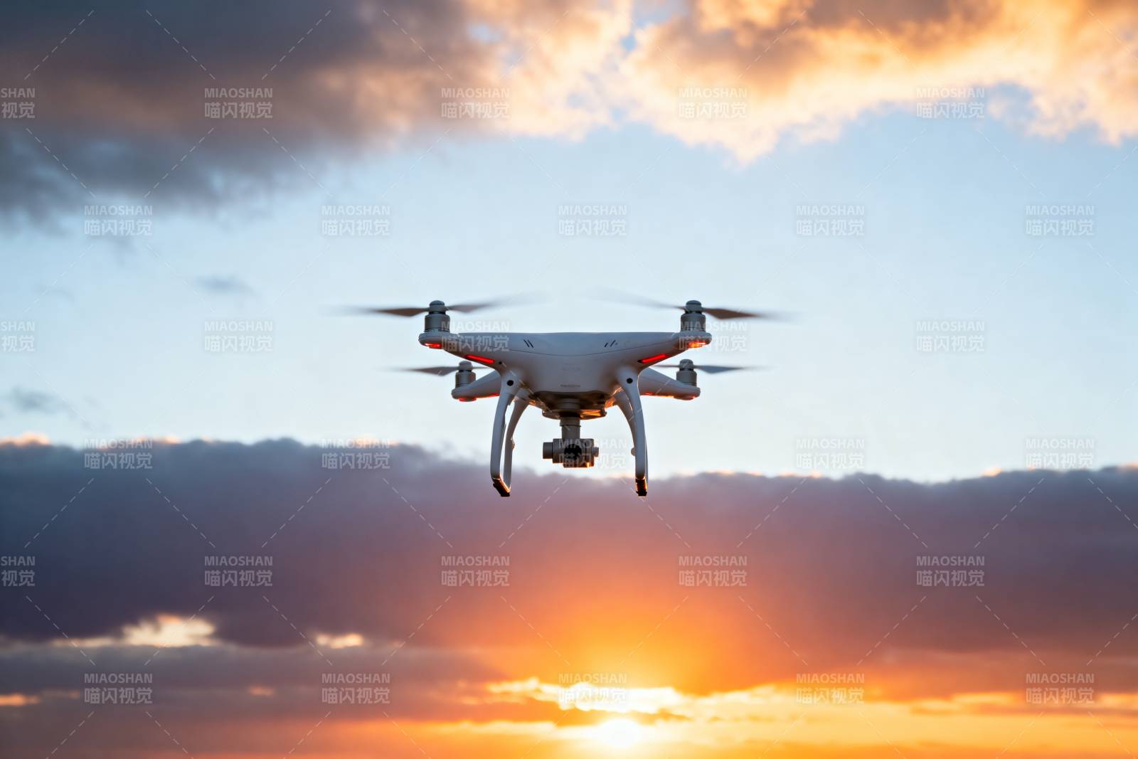 无人机飞越夕阳图片