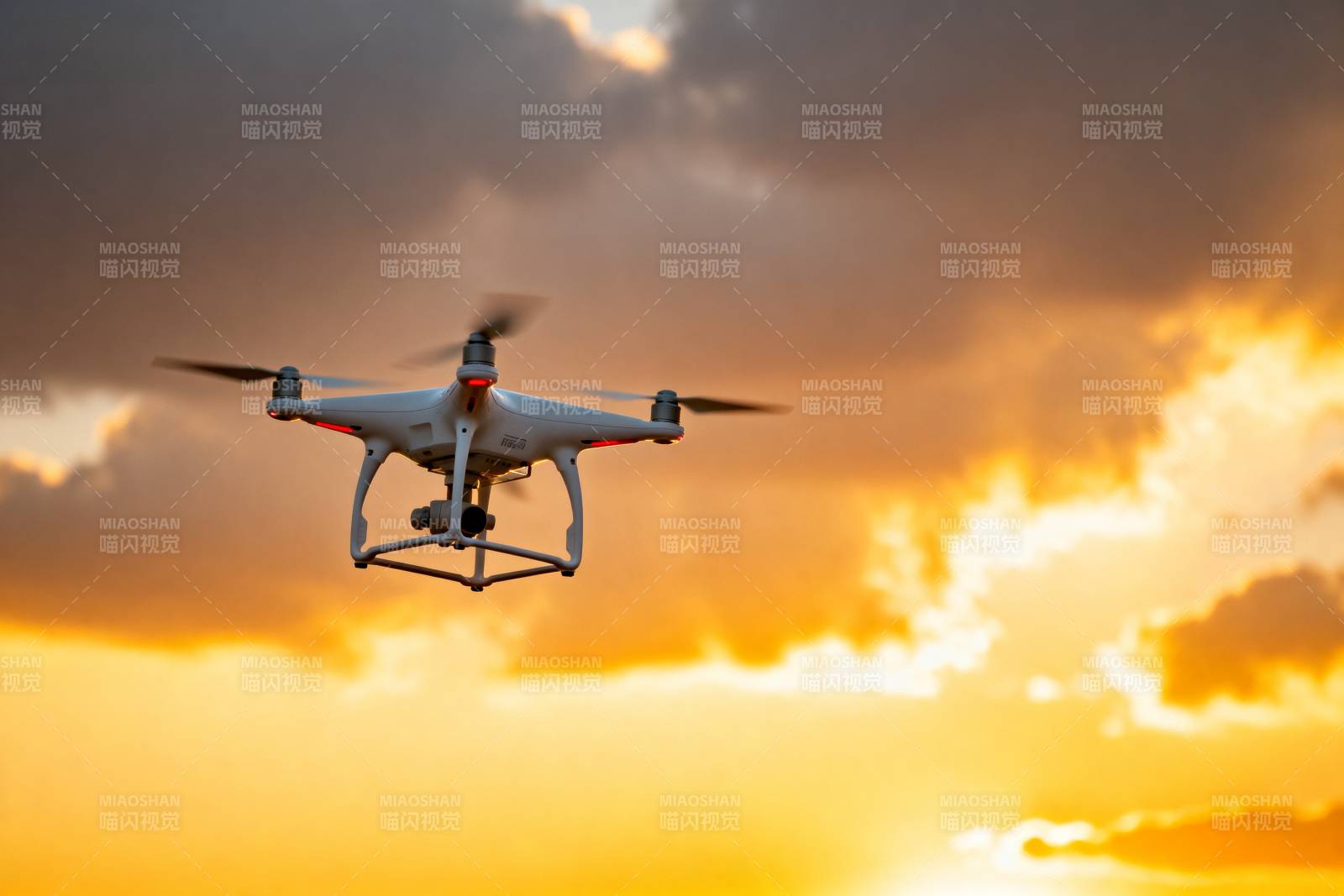 无人机翱翔夕阳中图片