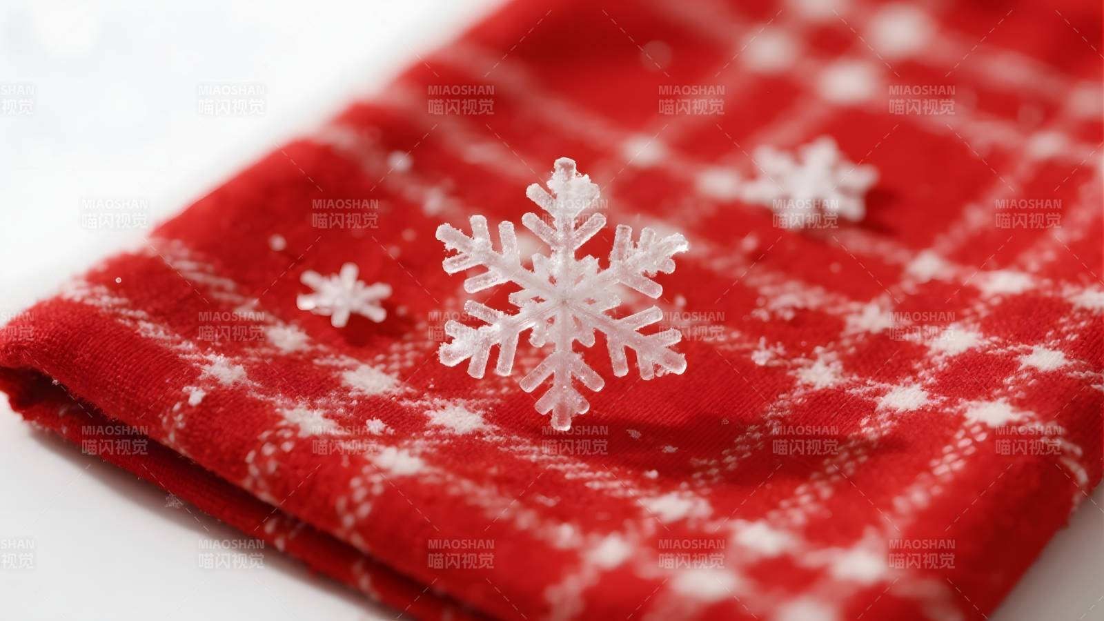 雪花点缀红格布图片