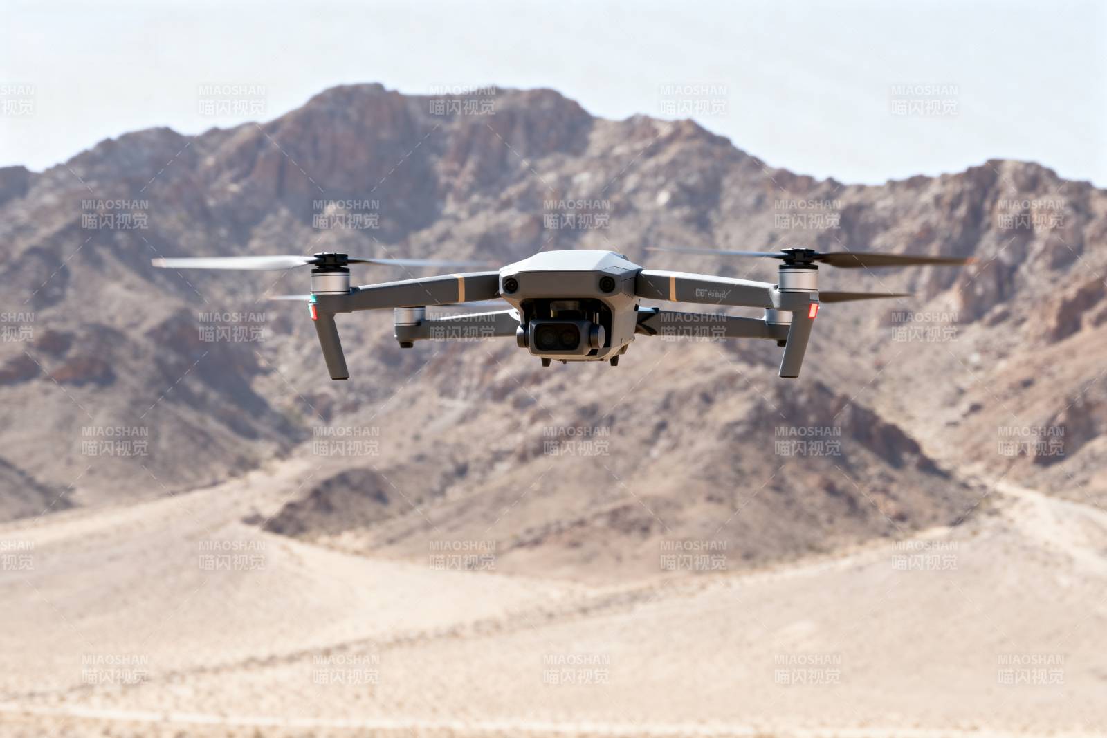 无人机飞越荒漠山峦图片