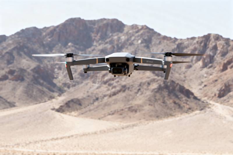 无人机飞越荒漠山峦图片