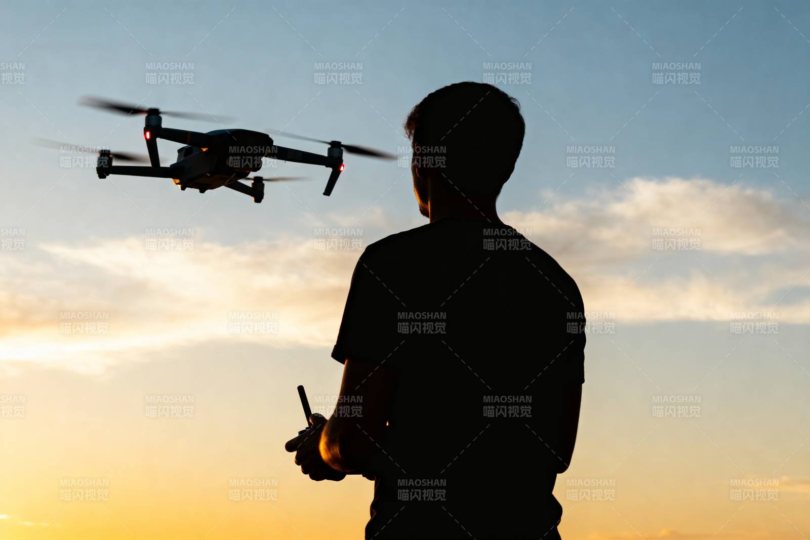 夕阳下操控无人机图片
