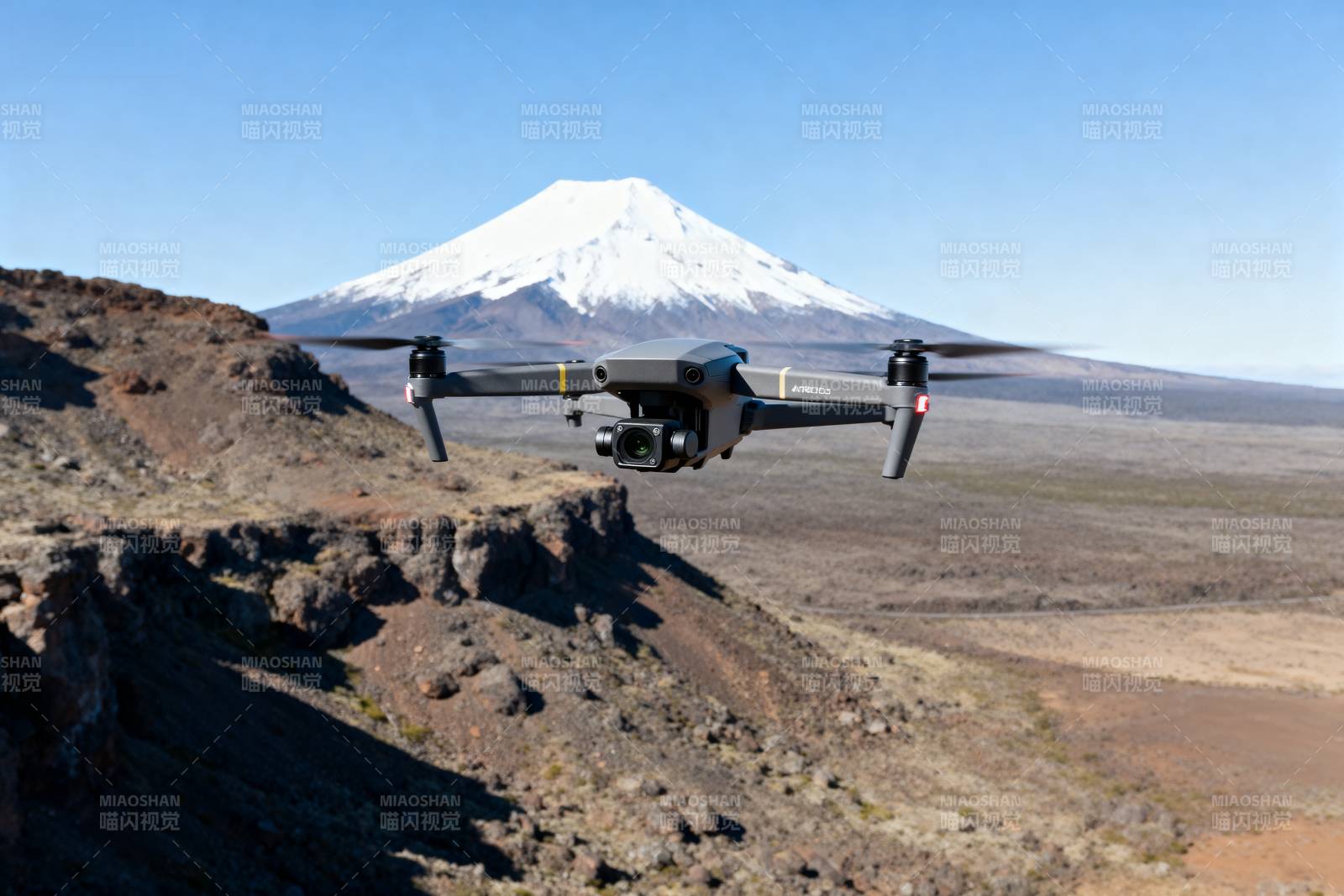 无人机飞越火山口图片