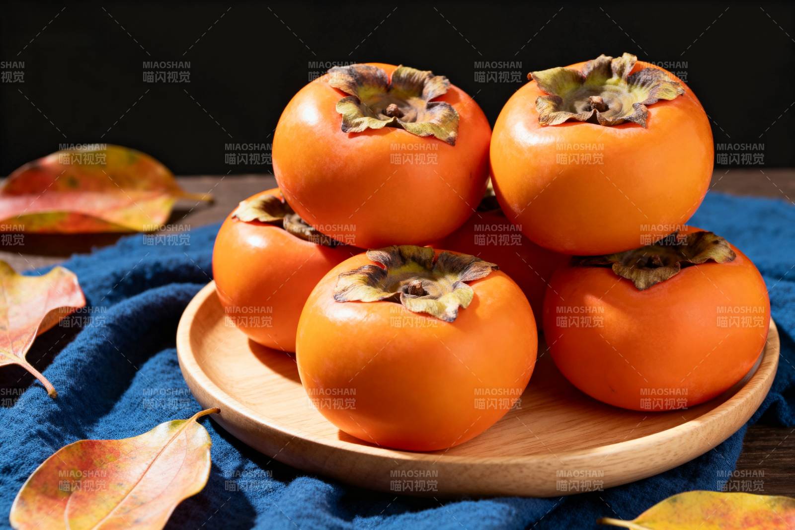 柿子堆叠盘中图片