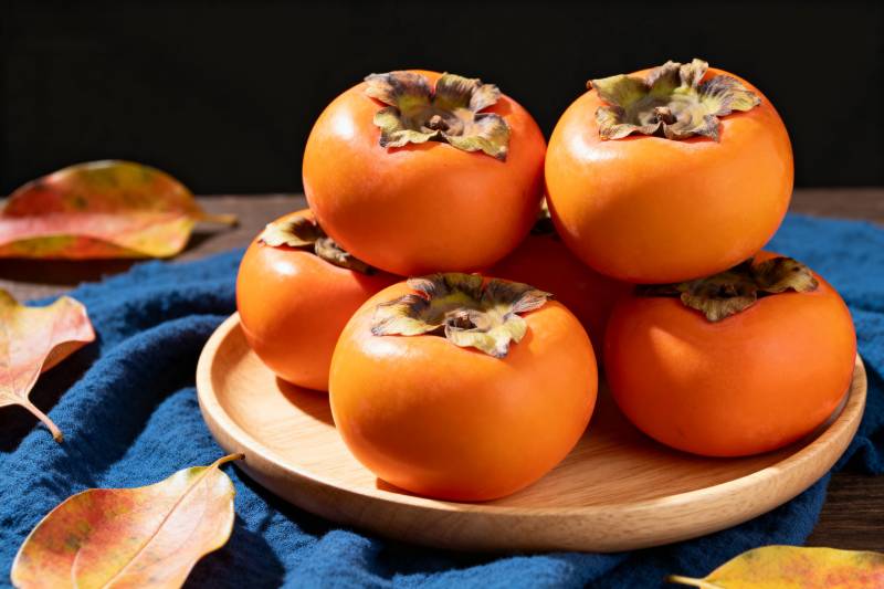 柿子堆叠盘中图片