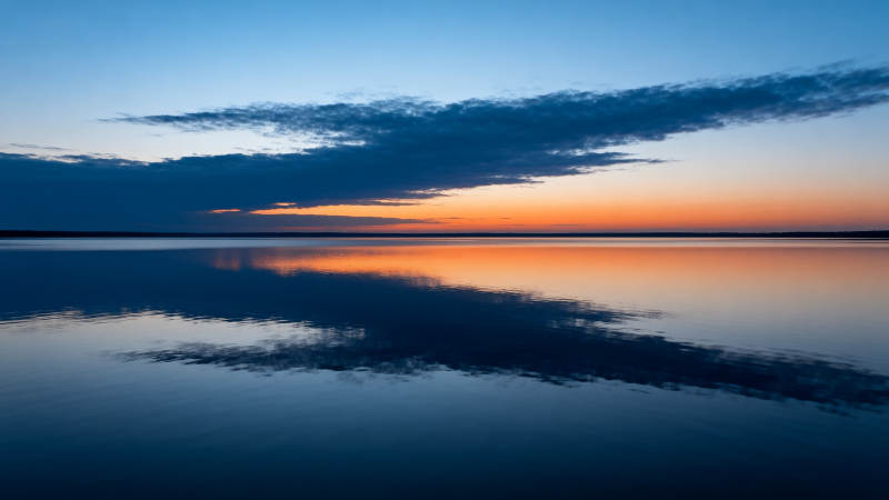 湖面映晚霞图片